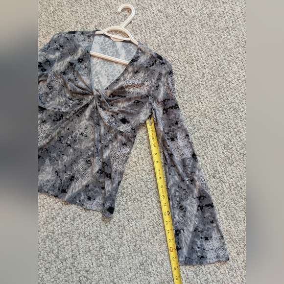 Women's (Size S/M) V-Neck Top With Faux Gathering Feature & Wide Sleeves - Picture 12 of 13